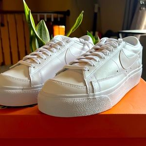 Mens white shoe